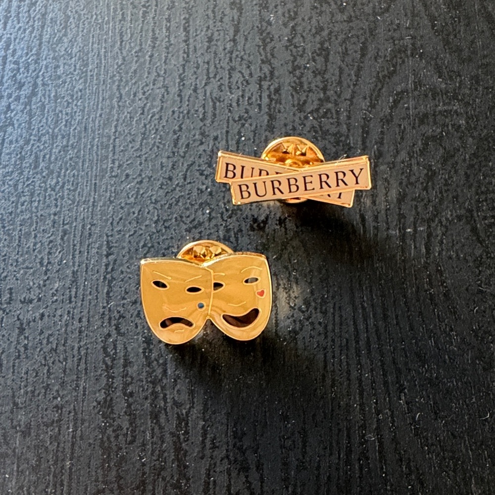 Burberry Gold Pin’s
